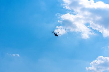 Gökyüzünde helikopter uçuşu