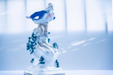 Beyaz arkaplanda porselen heykel