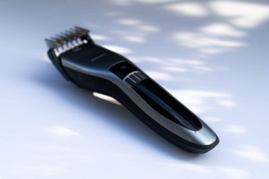 Beyaz arkaplanda saç makası.