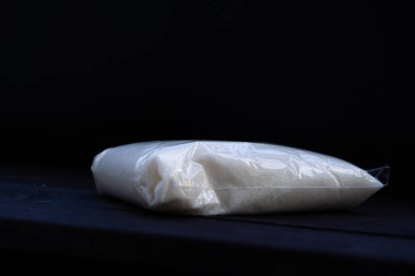 Tahta arka planda şekerli paket