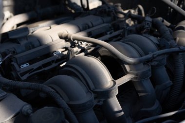 Motor kaputun altında.