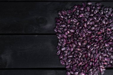 Beans ahşap bir arka planda.