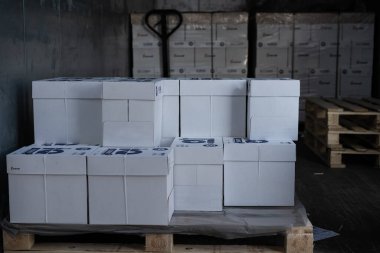 Birçok kutu arabada taşınır.