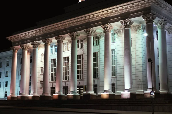 Geceleri sütunları olan parlamento binası
