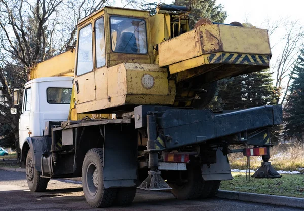 Ciężarówka Zamontowany Dźwig Drodze — Zdjęcie stockowe