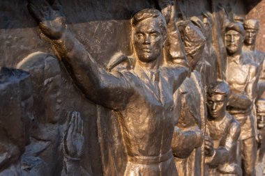 Taş oyulmuş insanlar bir anıt şeklinde.