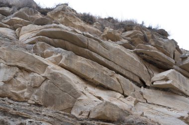 Dağ uçurumunun asırlık taşları