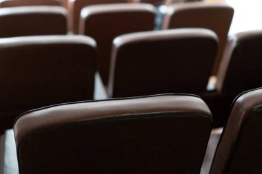 Toplantı salonunda çok koltuk var.