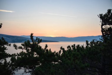 Denizin üzerinde gün doğumu, bulutsuz açık gökyüzü. Altın saat.