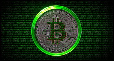 Yeşil ikili kod arka plan ile fiziksel Bitcoin.