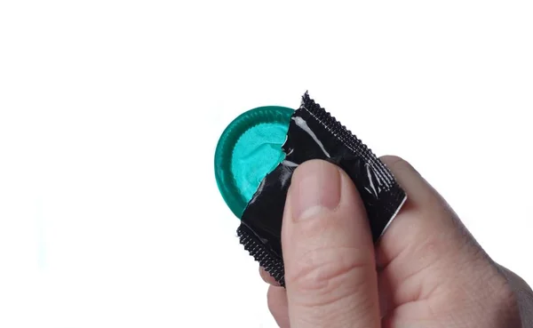Αρσενική Χέρι Που Κρατά Μια Πράσινη Condoom Που Απομονώνονται Λευκό — Φωτογραφία Αρχείου