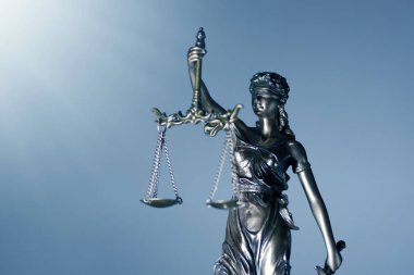 Heykel Bayan Adalet - düşük açılı görünüş.