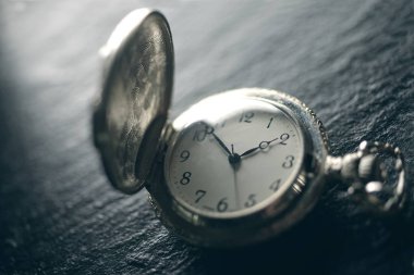 Bir pocketwatch closeup görünümünü mazisi - yumuşak odak tekniği üzerinde