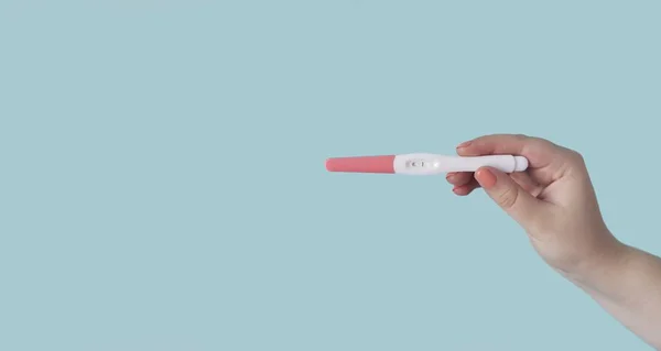 妊娠検査を受け取っている認識できない女性 コピースペース付きパノラマ画像 — ストック写真