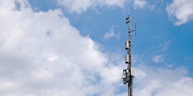 Telekomünikasyon kulesi. Radyasyona maruz kalma ve elektrosmog konsepti.