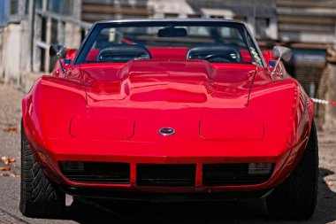 Laupheim, Almanya - 21 Eylül 2025: Klasik spor araba Chevrolet Corvette C3 'ün ön görüntüsü.