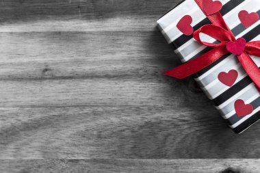 Aşk bir sembolü olarak kırmızı renk odaklı bir siyah beyaz fotoğraf. Sevgililer günü tebrik kartı ile metin için yer.