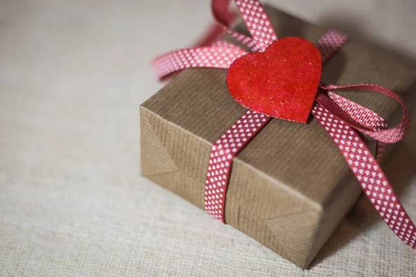 Kotak Hadiah Dengan Pita Merah Dan Hati Valentine Hari Kartu — Stok Foto