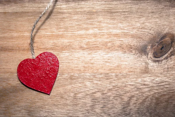 红色的心脏在木背景 带文字场所的情人节贺卡 — 图库照片