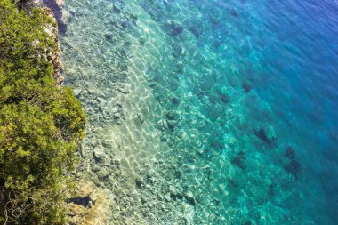Kristal berraklığında su turkuaz. Kefalonia iyon Adası Yunanistan üzerinde fotoğraf çekildi