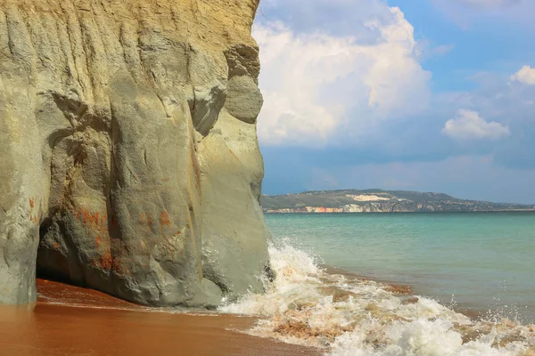 Kefalonia, Yunanistan Ionian Adası üzerinde kırmızı kum ve kil taşı ile ünlü bir Xi plaj