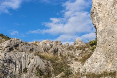 Yaz sonunda kayalık tepenin renkli manzara
