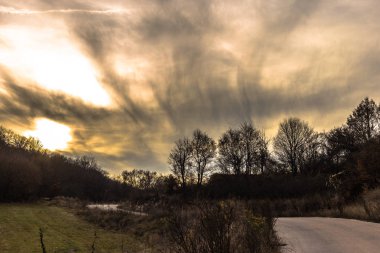 Bulutlar ve ağaçlarının silüetler ile dramatik gökyüzü günbatımı