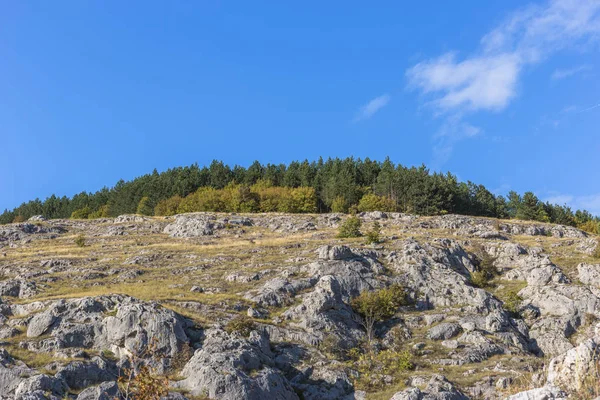 Yaz sonunda kayalık tepenin renkli manzara