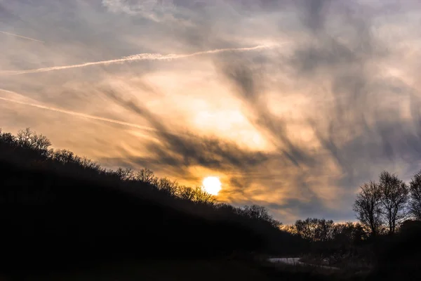 Sonnenuntergang Mit Dramatischem Himmel Mit Wolken Und Baumsilhouetten — Stockfoto
