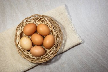 Açık renkli sepet içinde tavuk yumurtası. Kopya alanı ile üstten görünüm