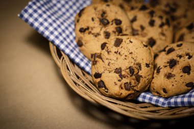 Çikolata kurabiye ahşap sepet içinde fişleri. Gıda Fotoğrafçılık Tema vintage veya retro renk stili.