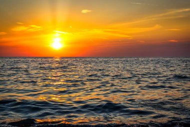 Yunanistan 'ın Lefkada Adası' nın batı kıyısında unutulmaz bir gün batımı