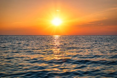 Yunanistan 'ın Lefkada Adası' nın batı kıyısında unutulmaz bir gün batımı