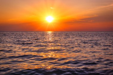 Yunanistan 'ın Lefkada Adası' nın batı kıyısında unutulmaz bir gün batımı