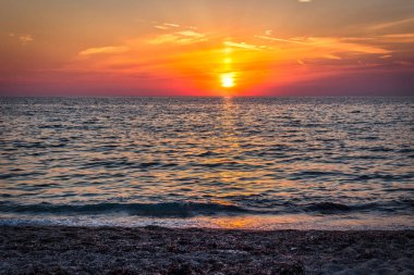 Yunanistan 'ın Lefkada Adası' nın batı kıyısında unutulmaz bir gün batımı