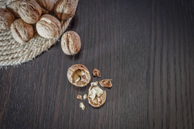 Koyu ahşap bir masada cevizler.