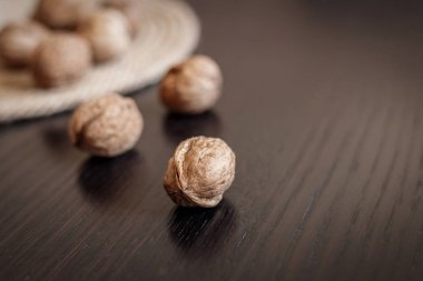 Koyu ahşap bir masada cevizler.