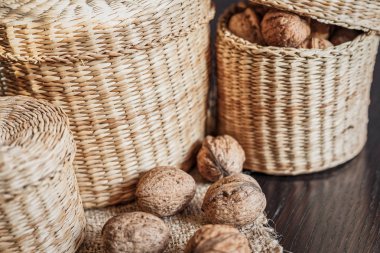 Koyu ahşap bir masa üzerinde sepet içinde ceviz