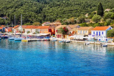 Fiskardo Köyü ve bağlantı noktası yaz aylarında doğal görünümünü
