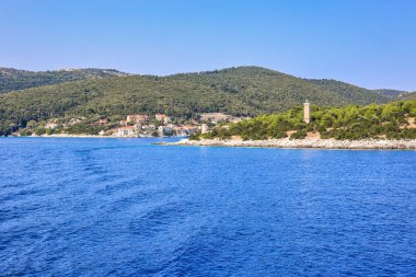 Güzel bay Fiskardo ve eski Venedik deniz feneri denizden görüntülemek