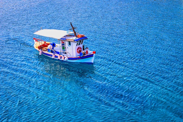 Pequeno barco de pesca no mar — Fotografia de Stock