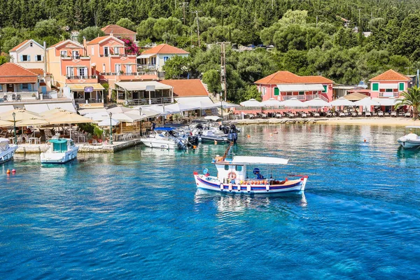 Fiskardo Köyü ve bağlantı noktası yaz aylarında doğal görünümünü — Stok fotoğraf