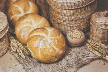 Taze ekmek ve rustik bir arka plan üzerinde buğday