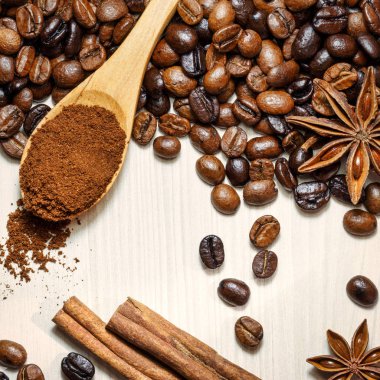 Kahve ve baharat üzerine ahşap masa lambası