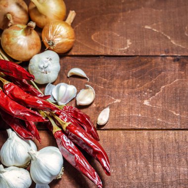 Ahşap arka plan üzerinde sıcak baharat