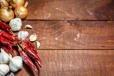 Ahşap arka plan üzerinde sıcak baharat