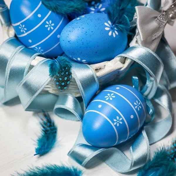 Синие пасхальные яйца на белом фоне — стоковое фото