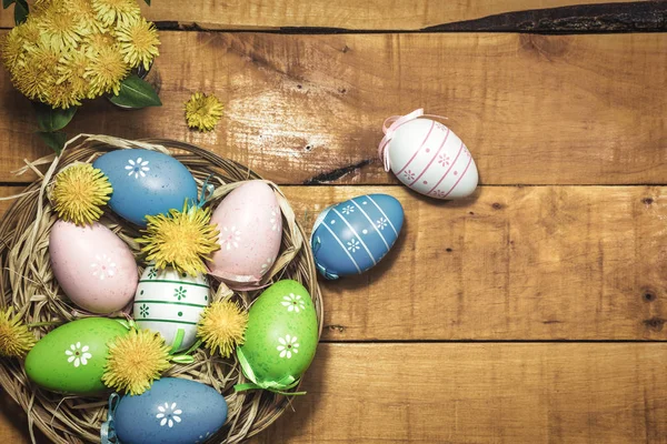 Цветные пасхальные яйца на деревянном фоне — стоковое фото