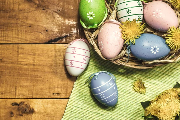 Цветные пасхальные яйца на деревянном фоне — стоковое фото