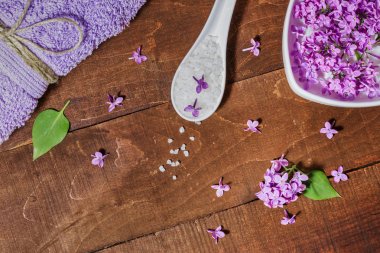 Aromaterapi, sağlıklı yaşam ve leylak çiçekleri ile spa